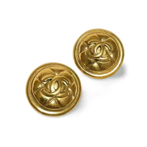 Vintage CHANEL gold tone matelasse round earrings with CC mark. Classic vintage Chanel jewelry. 070217ys1